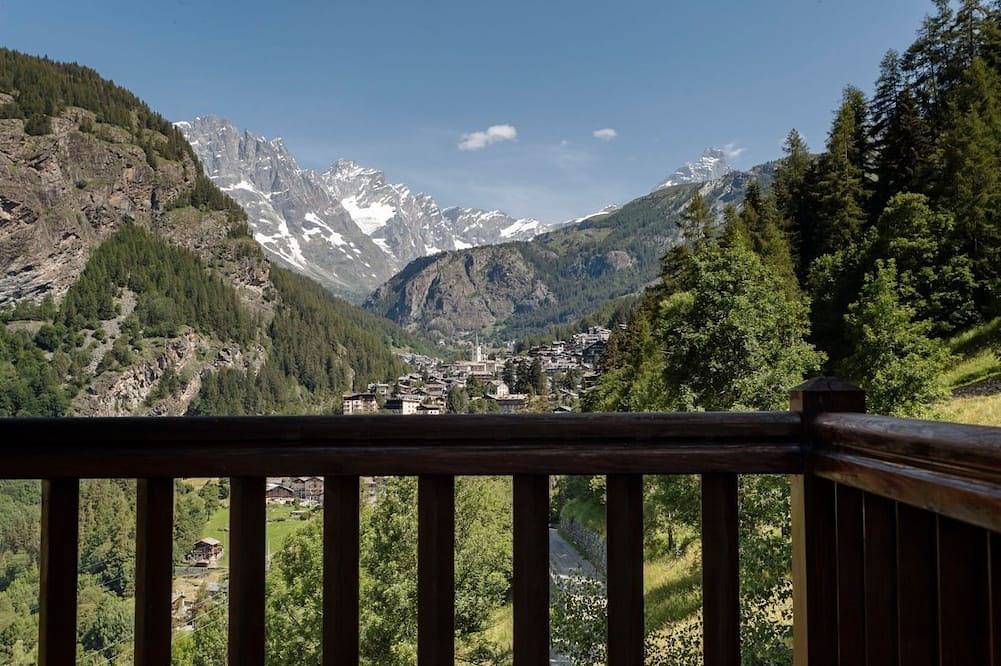 Caratteristico rascard in stile rustico con vista Monte Cervino, in Servaz (Valtournenche), Valtournenche