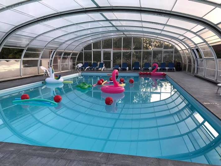 Camping pour 5 personnes, avec Terrasse ainsi que Bassin pour enfant et Piscine