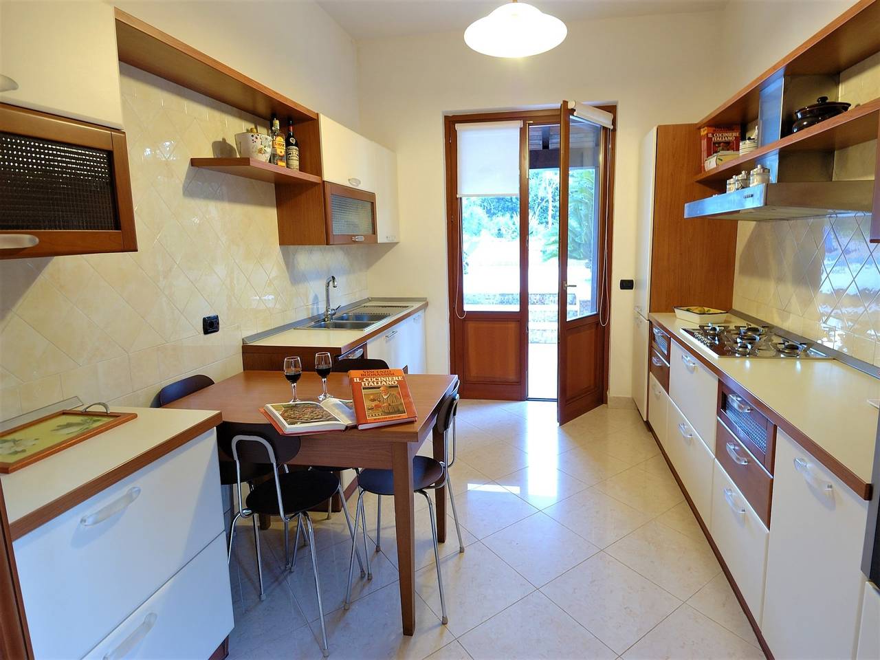 Villa a Valderice con Piscina e Giardino in Valderice, Provincia di Trapani