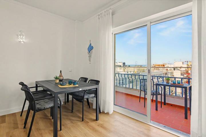 Appartement entier, Appartement à 40 mètres de la plage, avec balcons, vue mer et Wi-Fi in Cavacos, Quarteira