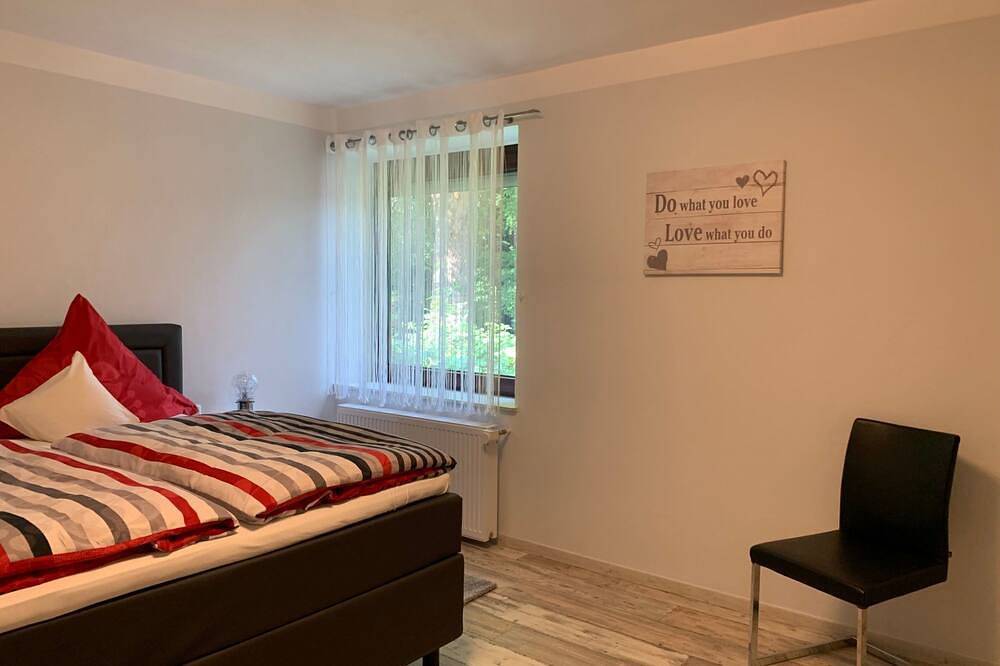 Ganze Wohnung, Elbe-Ferienwohnung mit Terrasse nah am Zentrum in Glückstadt, Kreis Steinburg