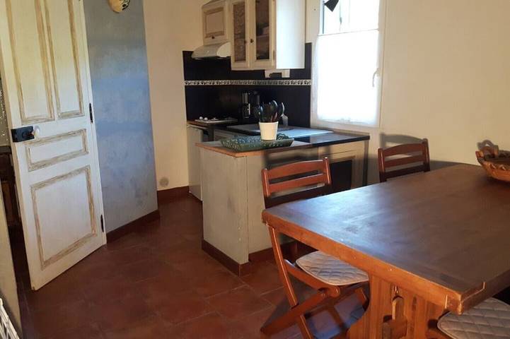 Gîte pour 3 personnes, avec piscine ainsi que terrasse et jardin à Belgentier - 3