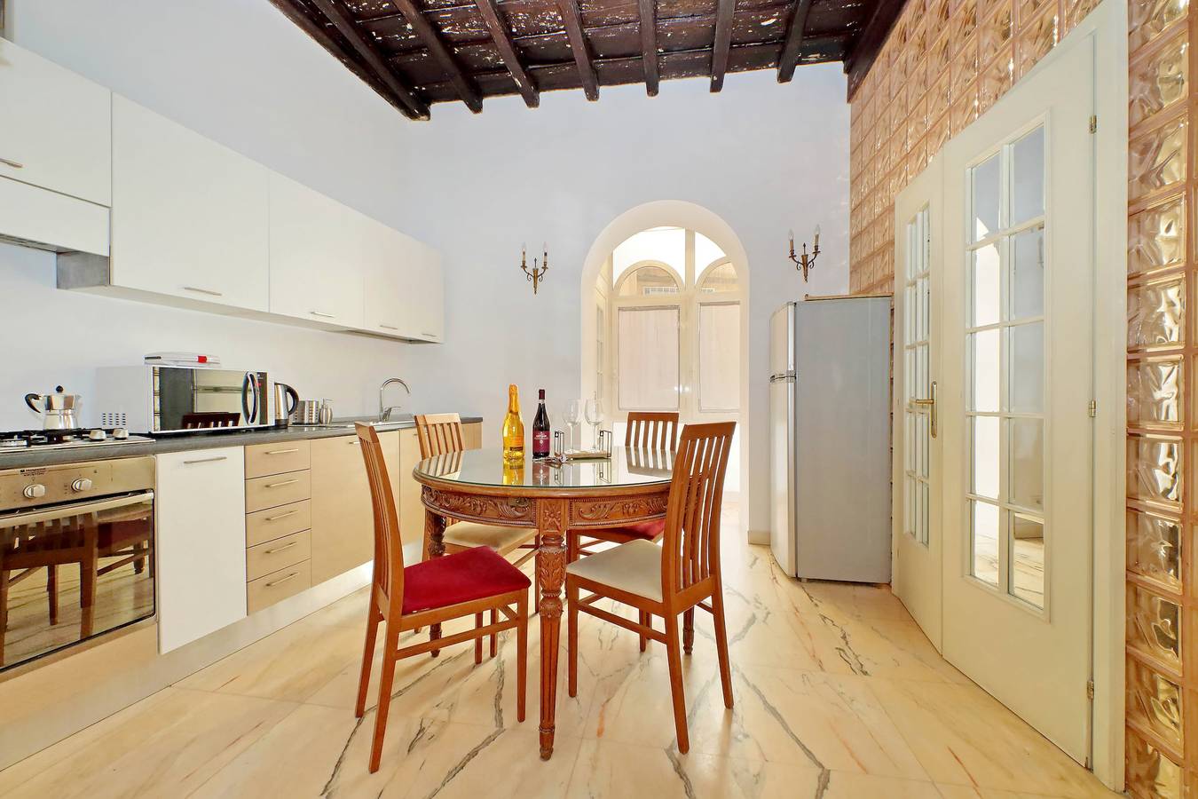 Entire apartment, 4Bnb - Lungaretta Jacuzzi Apartment in Trastevere, Rome