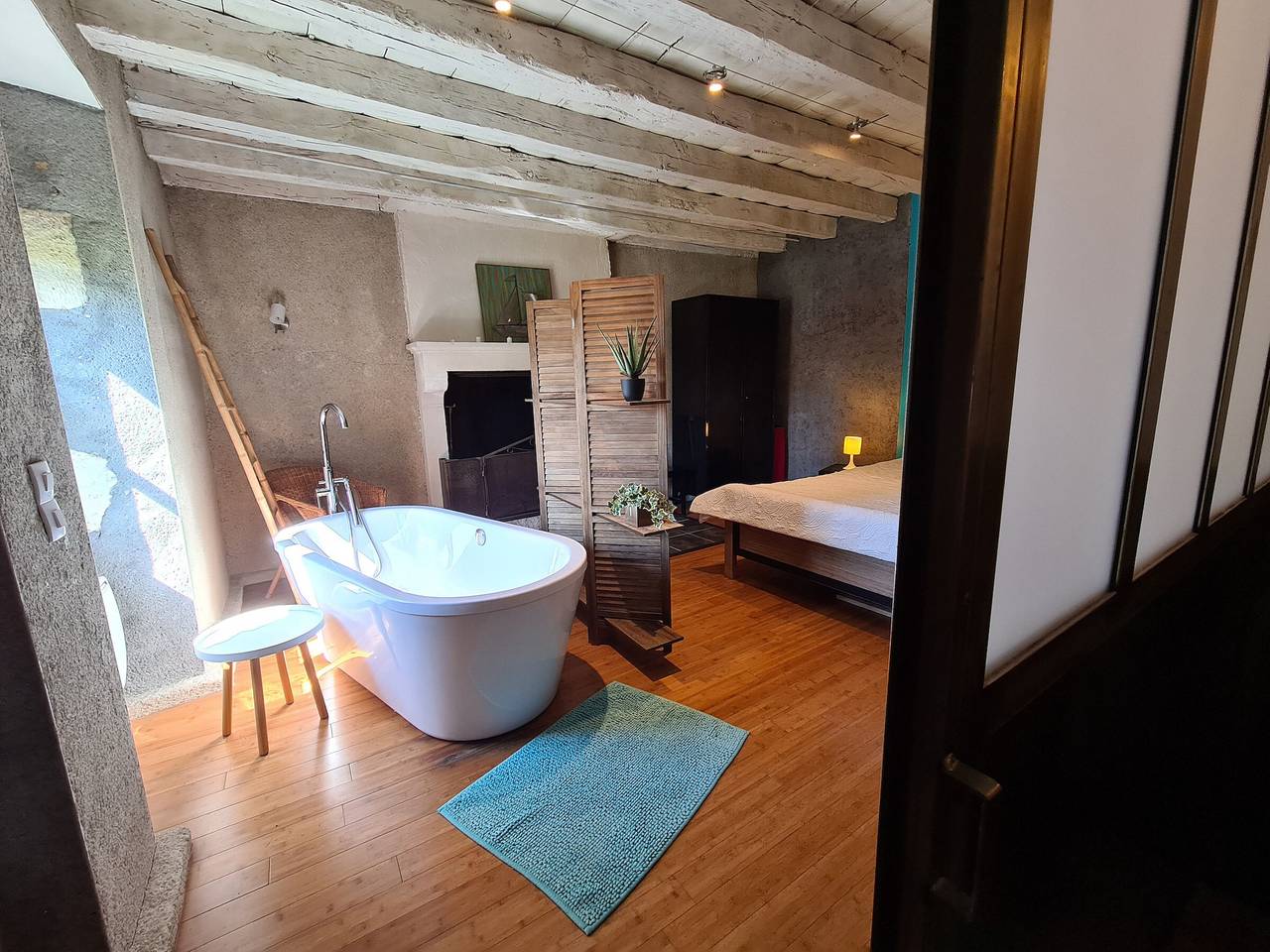 À louer : Ancienne forge avec sauna, piscine, proche plage et sites historiques in Le Menoux, Région de Châteauroux