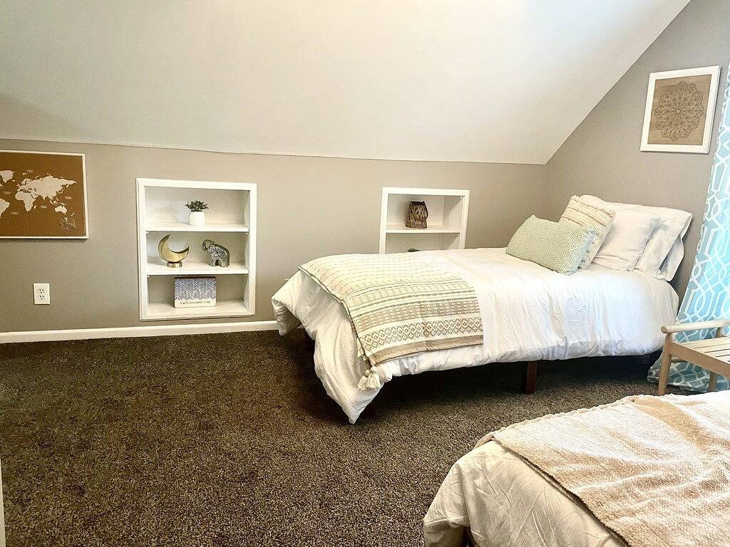 2 bed, 2 bath West Plaza House, yard, parking! in Kansas City, Missouri