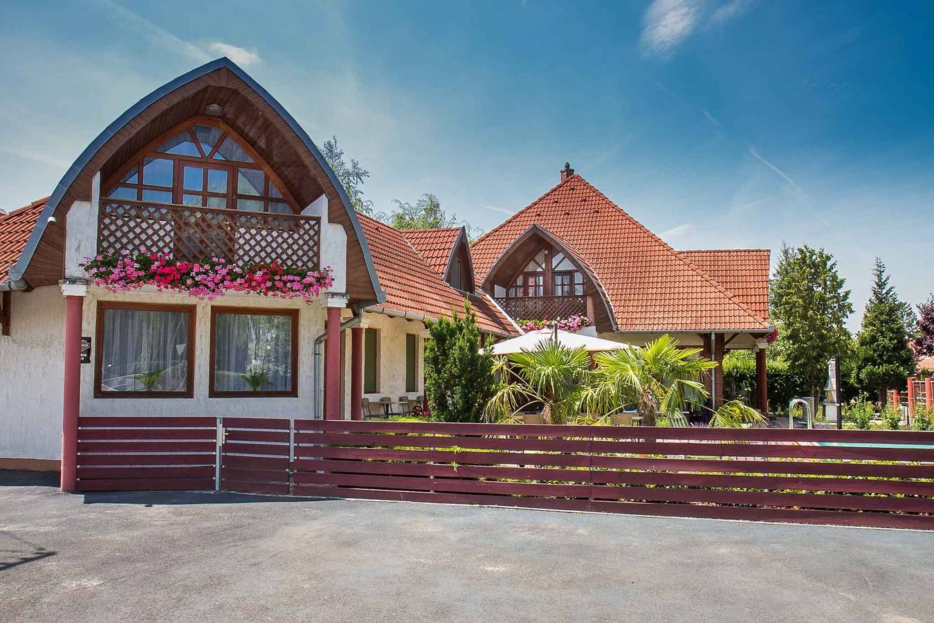 Ganze Ferienwohnung, Ferienwohnung in einem Apartmenthaus mit Pool und Internet  in Balatonkeresztur, Plattensee Südufer