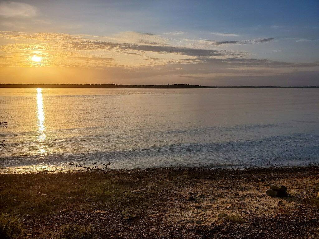 Abgeschiedene Baumhaushütte in Lake Texoma