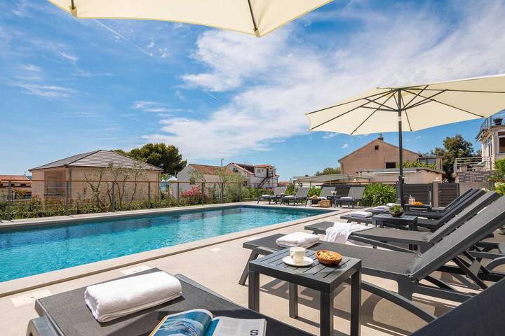 Villa pour 12 personnes, avec Balcon et Terrasse ainsi que Jardin et Piscine à Šibenik
