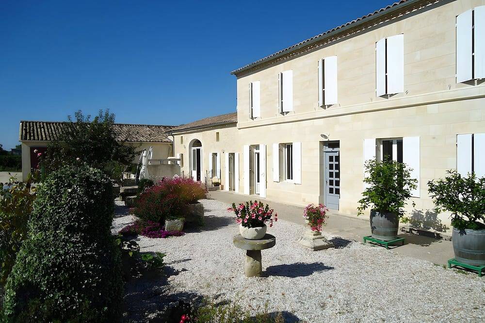 La Roseraie Guest Room with Private Terrace, Garden & Wi-Fi in Saint-Émilion in Saint-Émilion, Libourne region