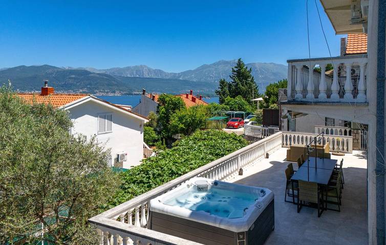 Casa de vacaciones para 15 personas con jardín in Bay of Kotor
