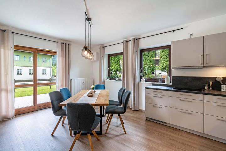 Ganze Wohnung, Ferienwohnung 'Haus Katharina 2' mit Bergblick, privater Terrasse und Wi-Fi in Inzell, Bayerische Alpen