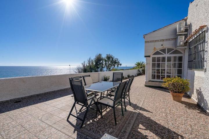 Apartamento para 4 personas, con jardín y vistas además de terraza y piscina en El Faro