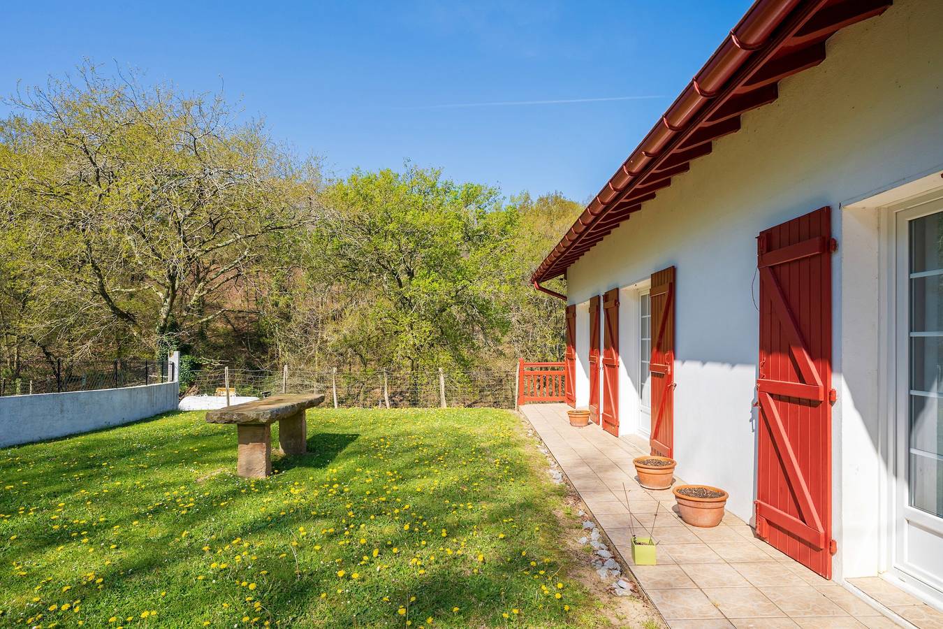 Appartement entier, Appartement 'Location F3' avec vue sur la montagne, terrasse privée et Wi-Fi in Saint-Pée-sur-Nivelle, Région de Bayonne