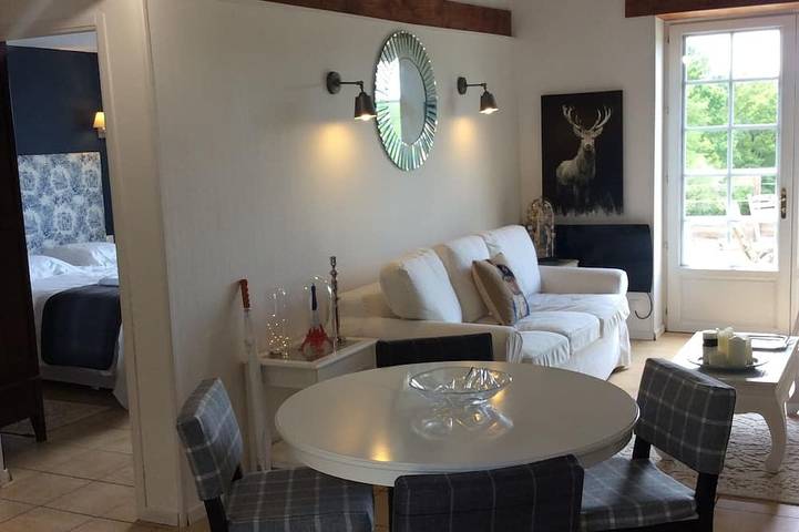 Location de vacances pour 2 personnes, avec Jacuzzi ainsi que Terrasse et Piscine à Abjat-sur-Bandiat