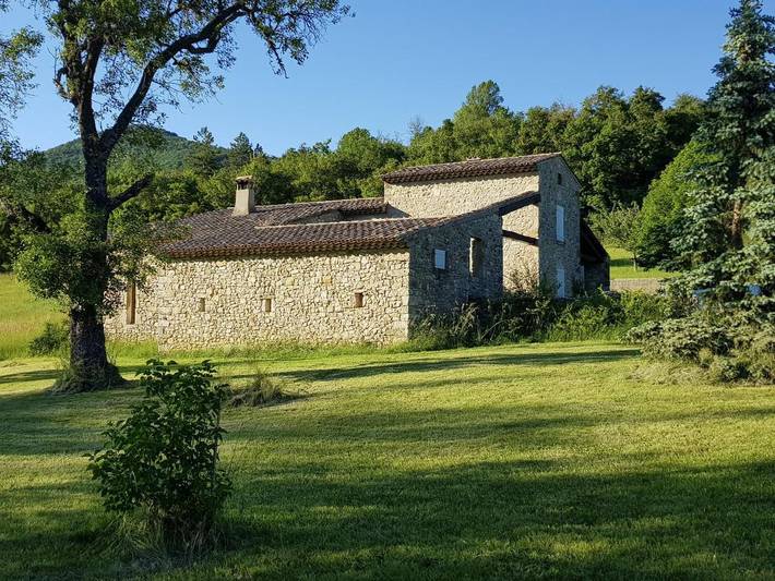 Cottage pour 15 personnes, avec terrasse et jardin, animaux acceptés à Bézaudun-sur-Bîne