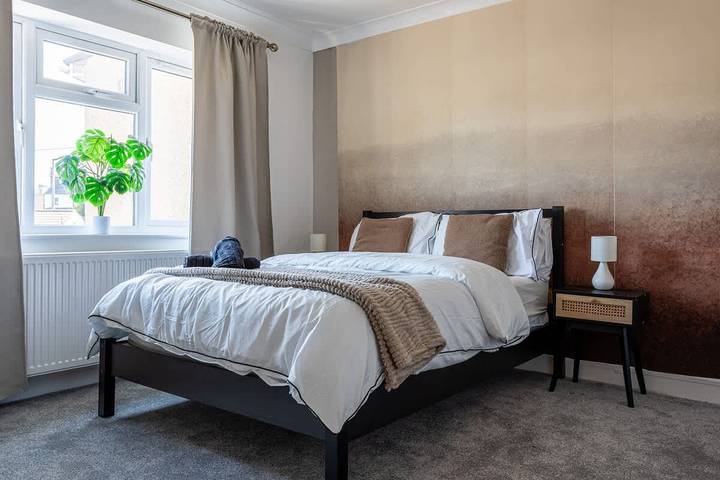 Perfect Booking | 4 Bed Home with Parking for 2 in Hanham Abbots, South Gloucestershire