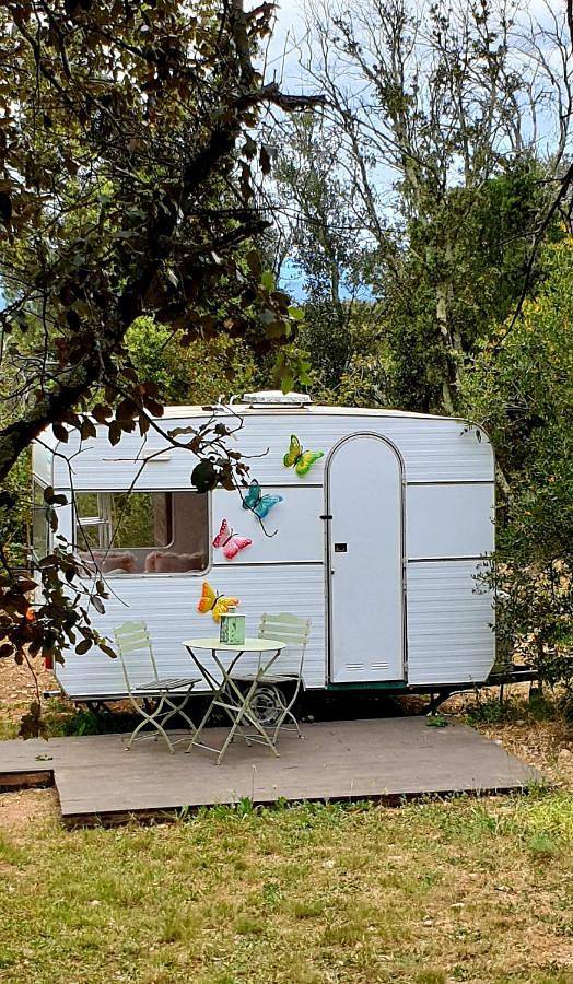 Camping pour 2 personnes, avec terrasse et jardin ainsi que vue et piscine