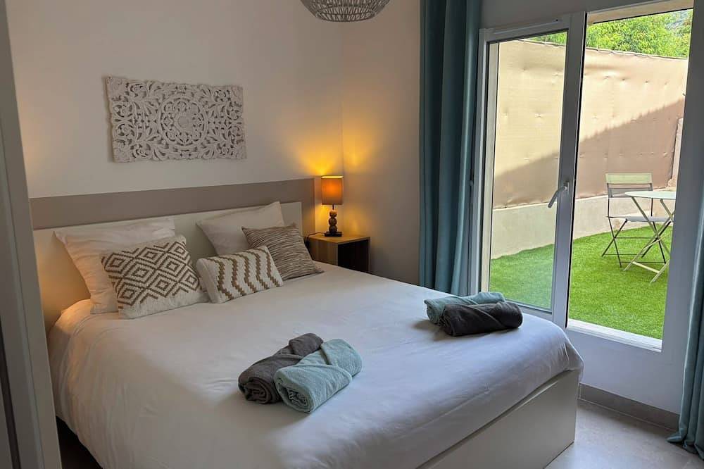 Entire apartment, Rez De Chaussé De Villa à 5 Minutes De La Plage A Pied in Rayol-Canadel-sur-Mer, Draguignan region