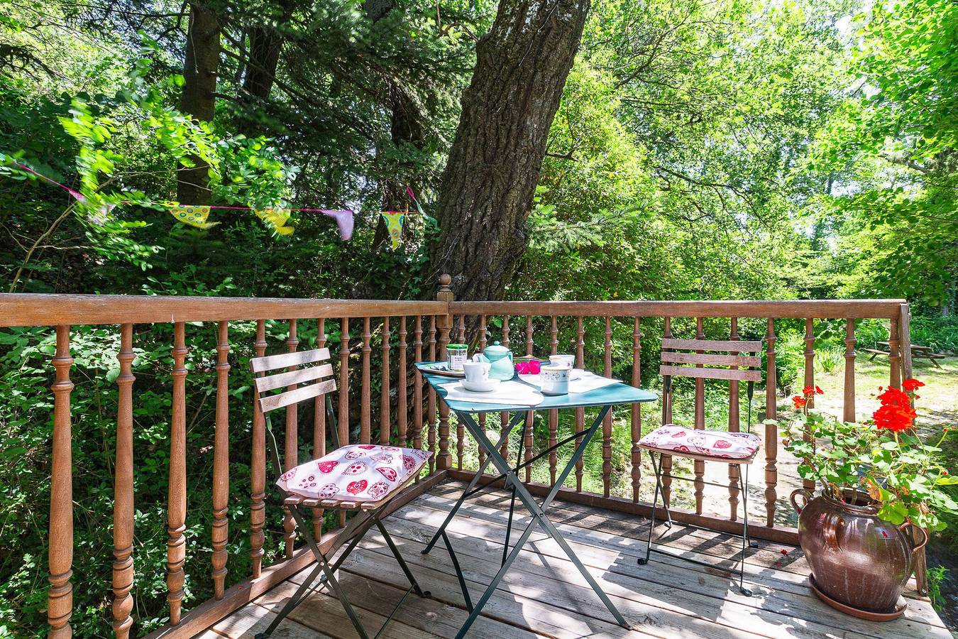 Appartement entier, Roulotte Tzigane au bord du ruisseau - drôme provençale (2p) in Marsanne, Région de nyons