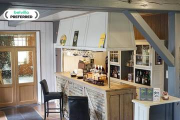 Location de vacances pour 28 personnes, avec terrasse et piscine dans Nadrin