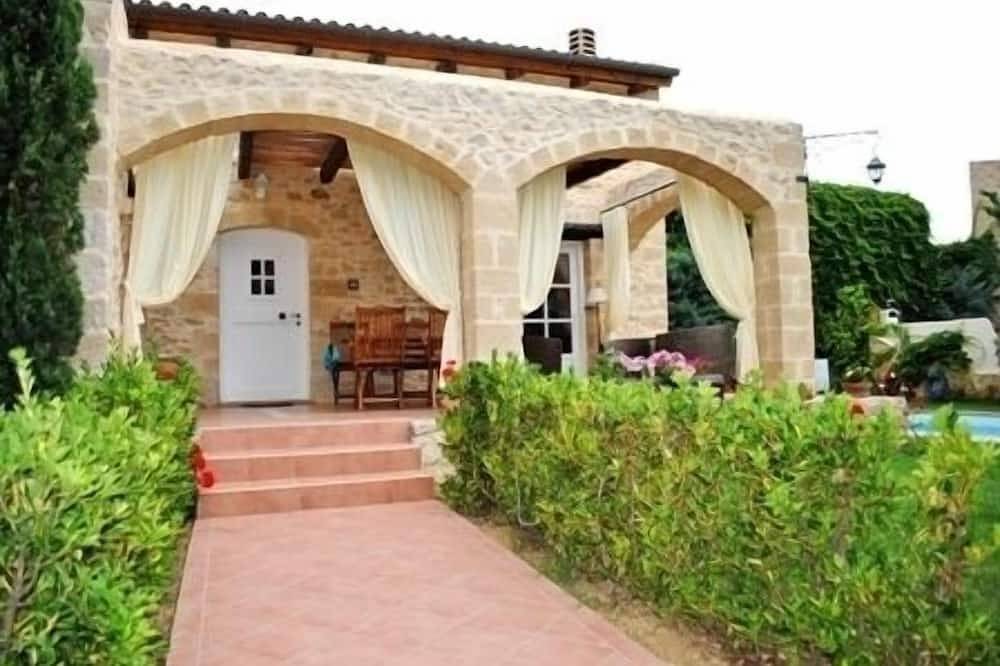 Rock House's Villa Melody, Secluded Villa with private swimming pool and garden in Platanias, Chania region