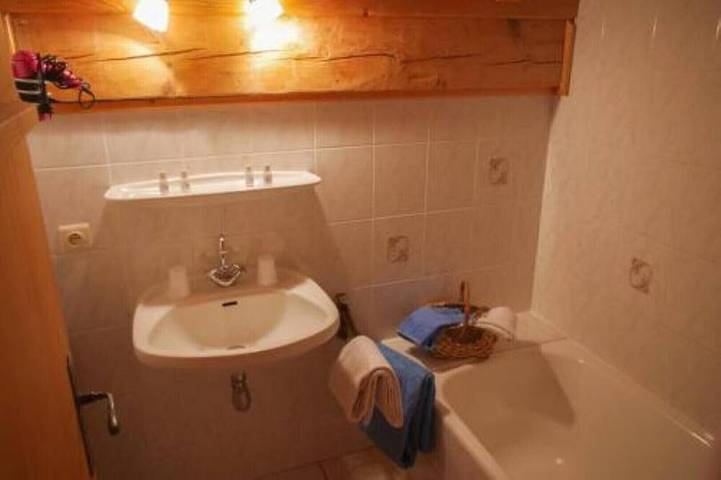 Chambre d’hôte pour 3 personnes, avec Jacuzzi ainsi que Jardin et Sauna