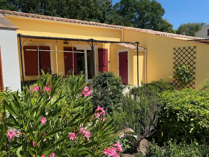 Location de vacances pour 4 personnes, avec jardin et bassin pour enfant dans les Alpes-de-Haute-Provence