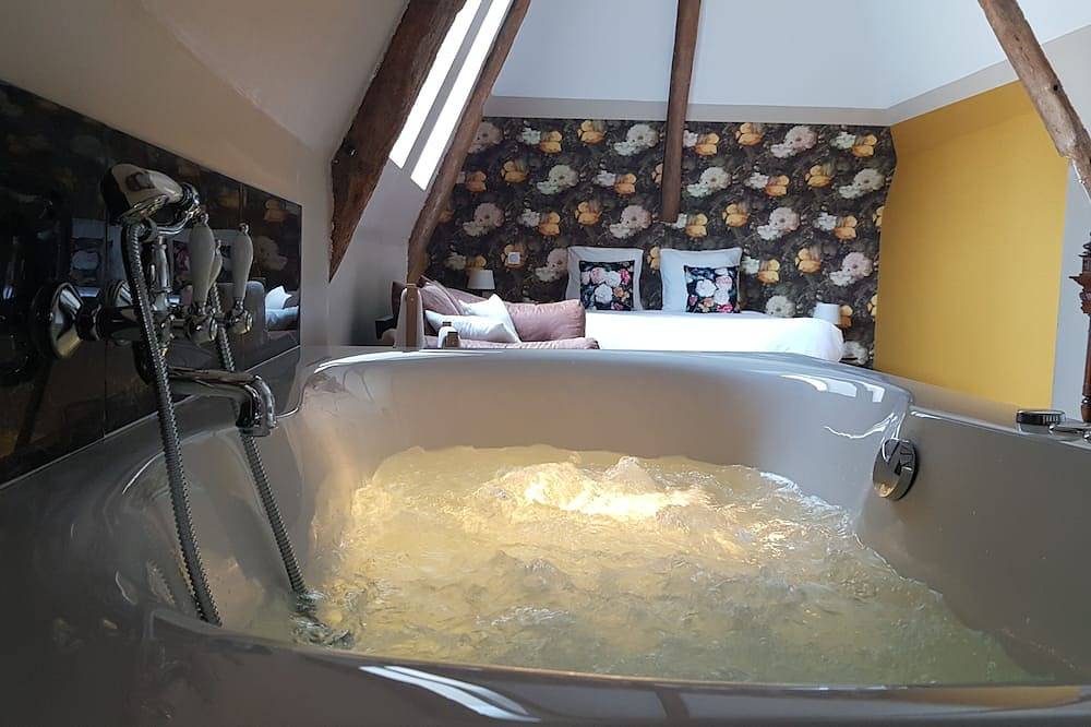 Entire apartment, The Suite with individual Spa \"Rêverie de Brocéliande in Ploërmel, Vannes region