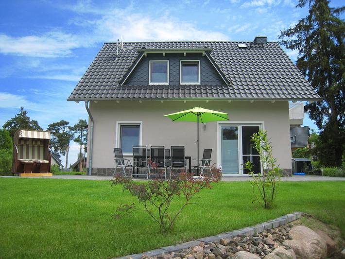 Ferienhaus für 9 Personen, mit Garten und Balkon sowie Seeblick und Sauna, kinderfreundlich in Röbel-Müritz