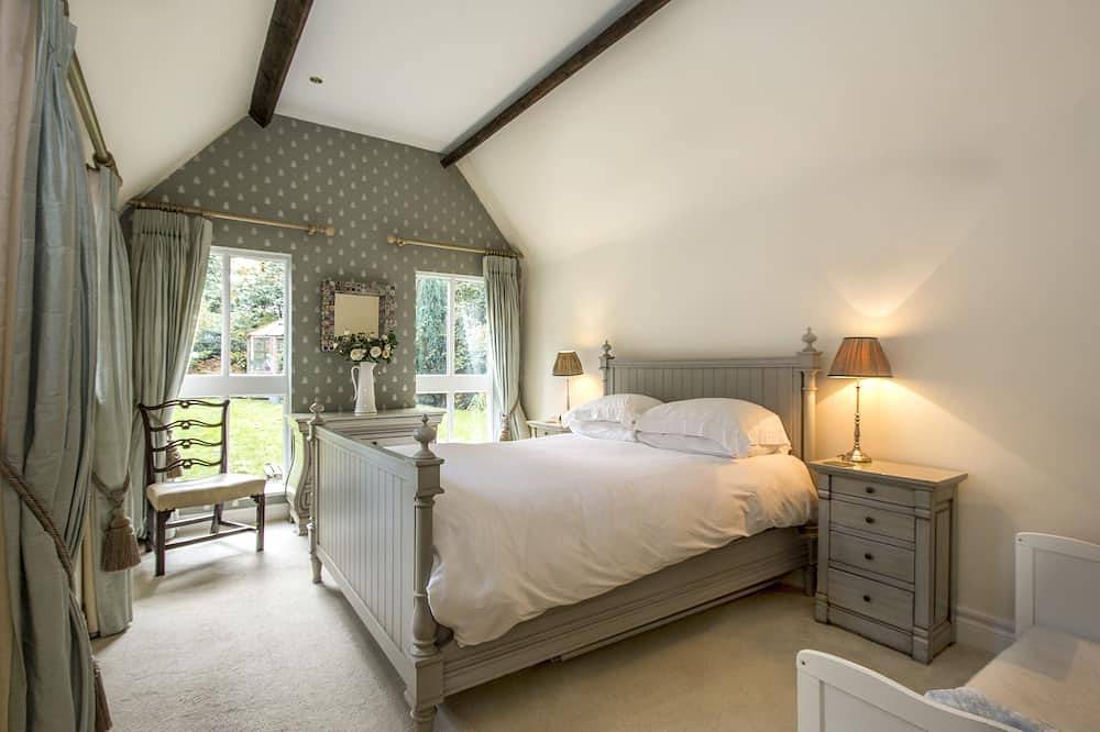 Charming country cottage in a very quiet village in Dorset. 5  double bedrooms. in Dorset