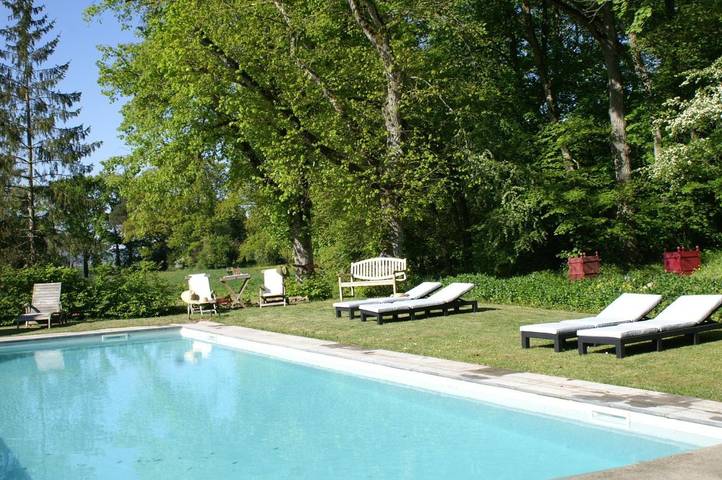 Location de vacances pour 4 personnes, avec piscine ainsi que jardin et vue à Blaison-Gohier
