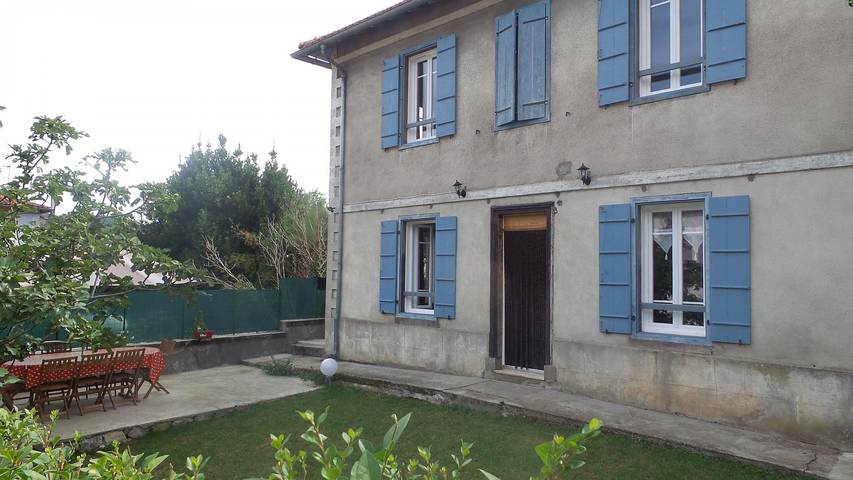 Gîte pour 9 personnes, avec terrasse et jardin