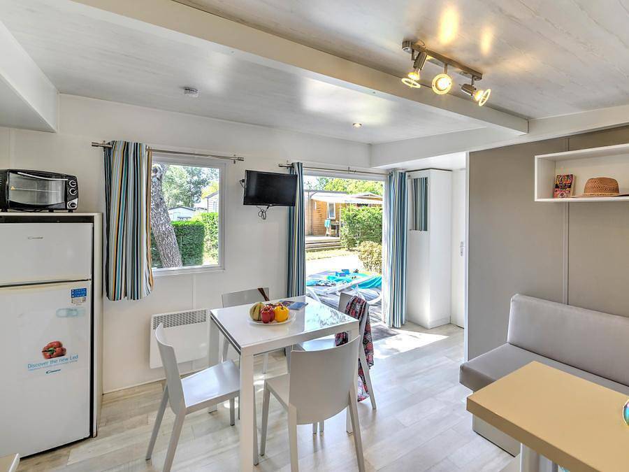 Flower Camping Les Ondines - Mobilhome 4 personnes - Mobil-Home Bois Confort 30m² 2 chambres + terrasse semi-couverte + Tv + Clim 4 pers. in Souillac, Lot