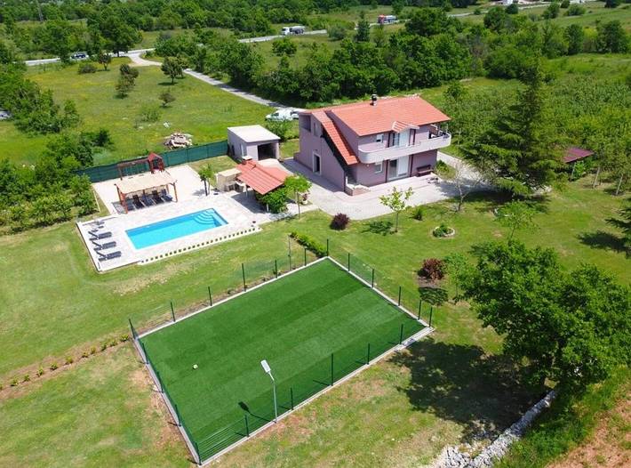 Ferienhaus für 9 Personen, mit Pool und Garten