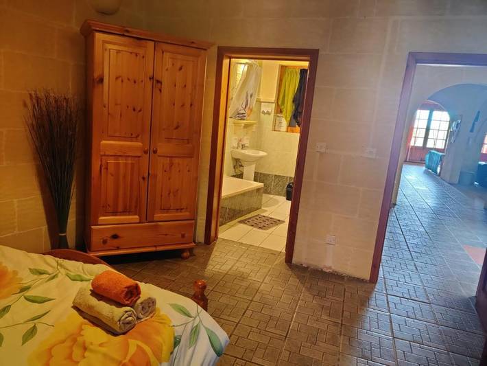 Chambre d’hôte pour 2 personnes, avec balcon ainsi que piscine et jacuzzi dans Xaghra - 2