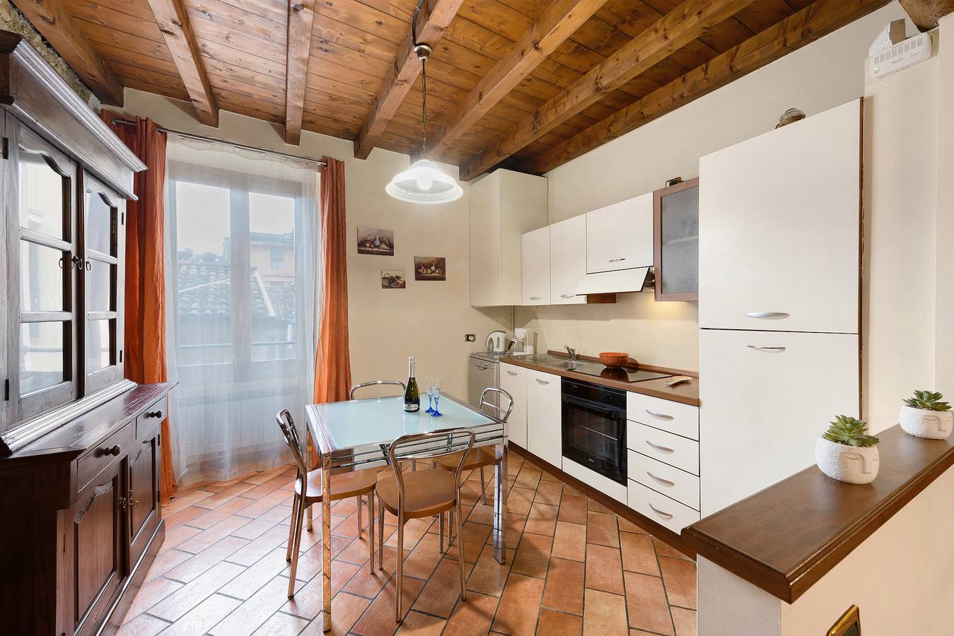 Apartamento entero, Apartamento 'Laura' con Wi-Fi y aire acondicionado in Saló, Montañas Garda