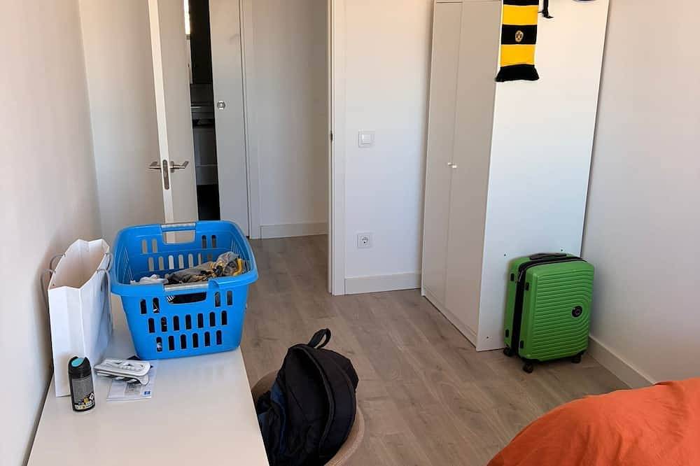 Geheel appartement, Badalona: Furnished apartment 2 bedrooms and pool, near the sea and views. in Badalona, Barcelonès