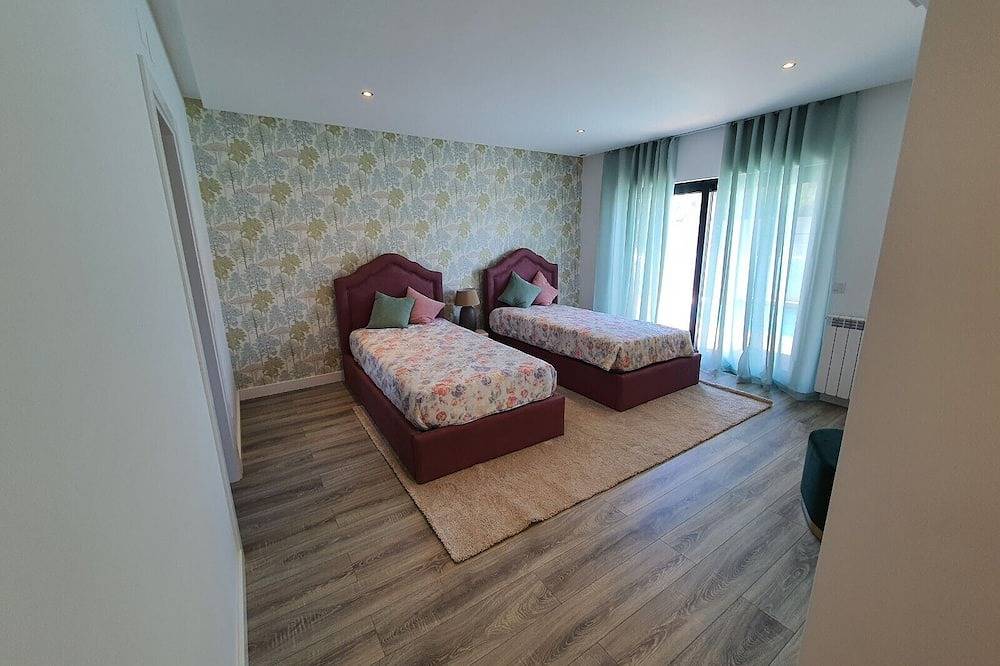 Villa 4 Suits +1, Walking Distance From The Beach, Swimming Pool, Ac, Parking in Praia do Carvalhal, Carvalhal