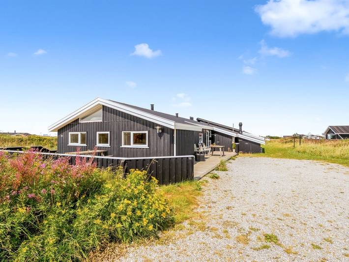 Ferieudlejning for 8 personer, med Terrasse og Pool samt Sauna i Skallerup Klit