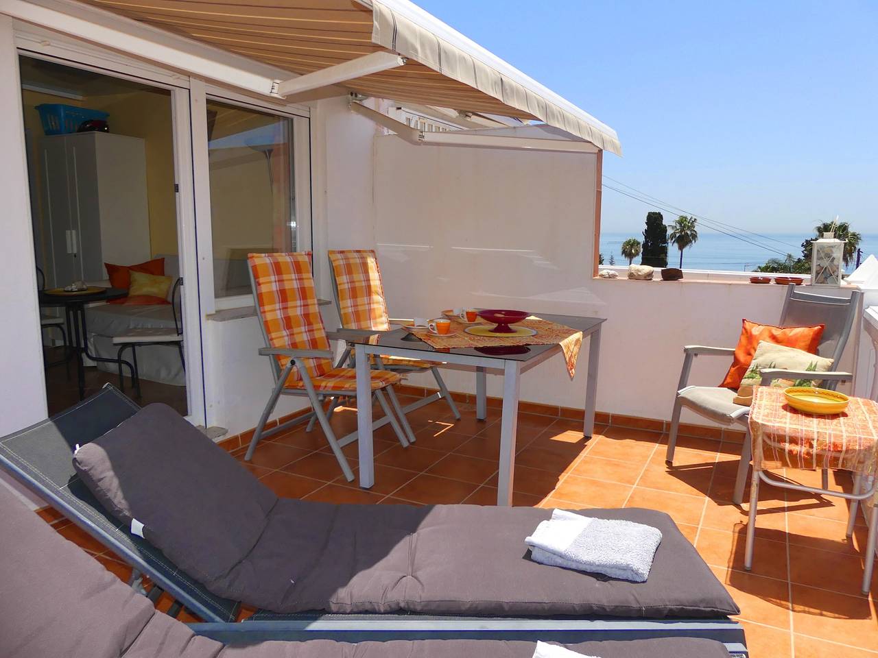 Apartamento entero, Apartamento 'Casa Bena' con gran balcón, preciosas vistas al mar y Wi-Fi gratis in Playa de Benajarafe, Vélez-Málaga