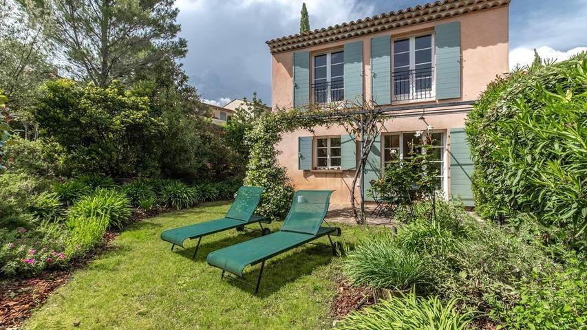 Vakantiehuis voor 4 personen, with zwembad and sauna as well as tuin in La Motte