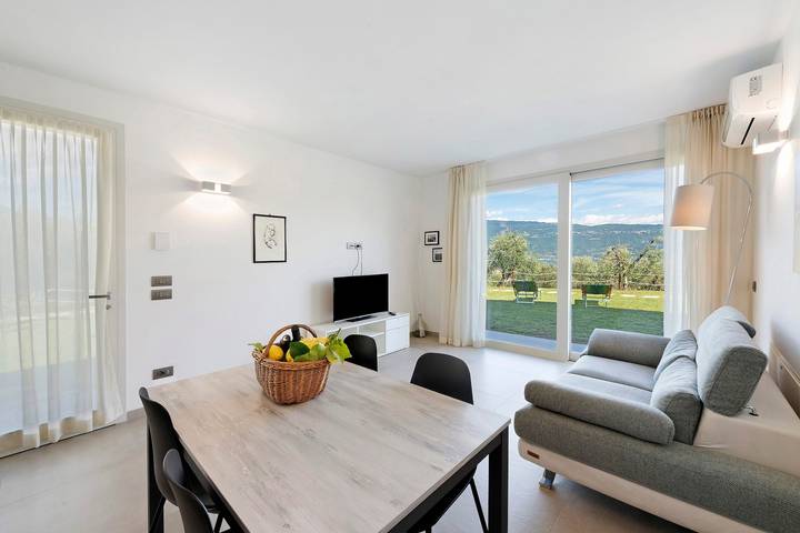 Holiday rental for 2 people, with Garden and Lake view in Lombardy
