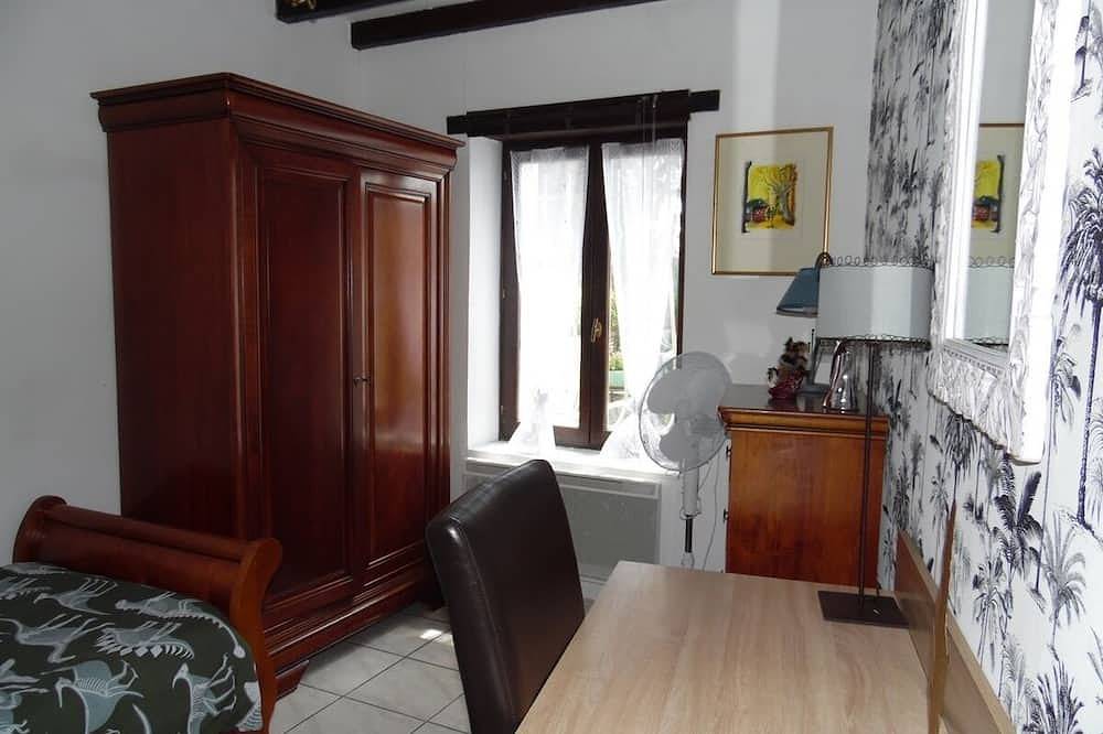 Fermette à la campagne  indépendante tout confort  110 M² piscine et jacuzzi in Montholon, Région d'Auxerre
