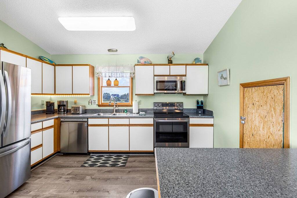 Private pool w/ heat available, hot tub, pet friendly, 5 min walk to beach! in Corolla, Currituck County