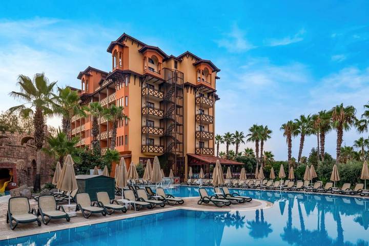 Hotel para 3 personas, con piscina y sauna además de jardín y piscina para niños - 1