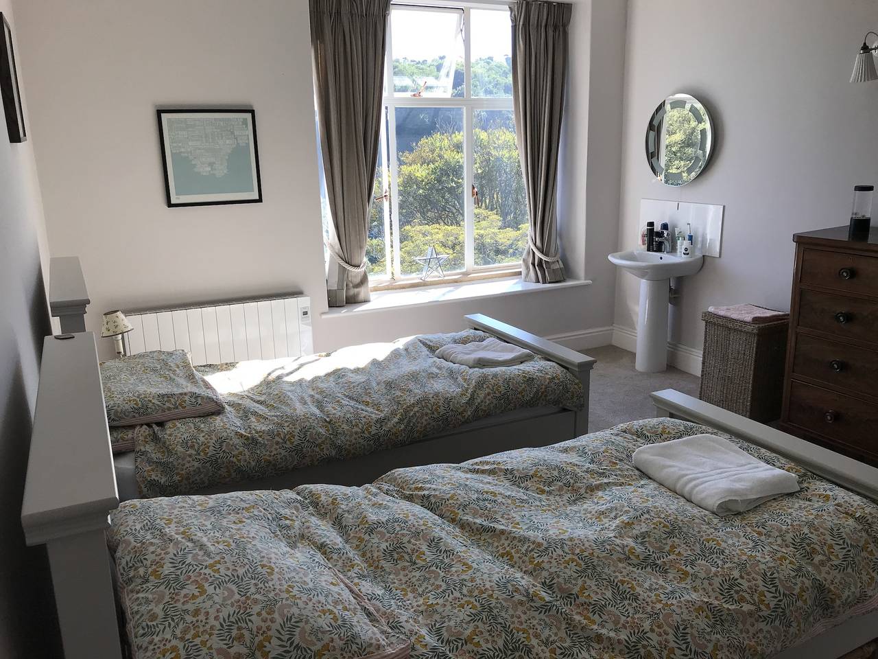 Entire holiday apartment, Seaside 2-Bed,  Sleeps 4, Parking & Pet Friendly in Salcombe, Devon