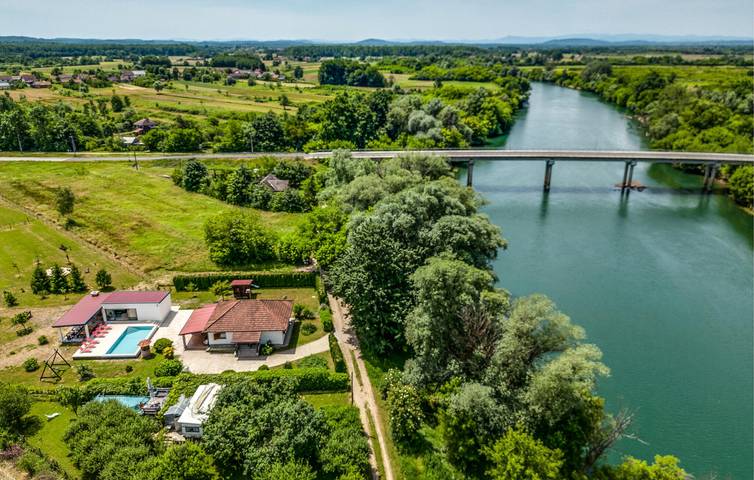 Dom dla 4 osób, z jacuzzi i basen oraz sauna i taras w Karlovac