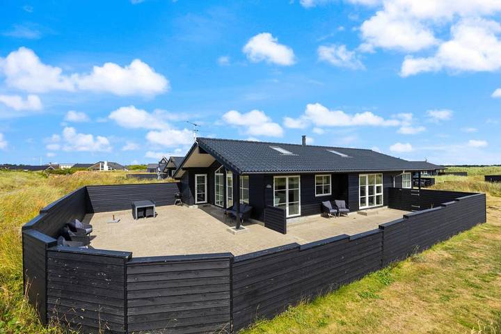Ferienhaus für 8 Personen, mit Whirlpool und Terrasse sowie Sauna in Houvig