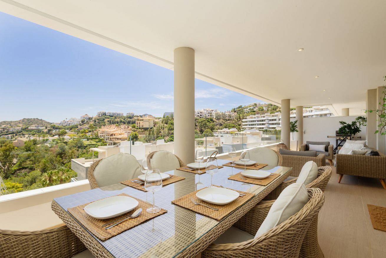 Entire apartment, Modern apartment, with large private terrace and panoramic sea views, in Benahavis in Los Arqueros, Benahavís