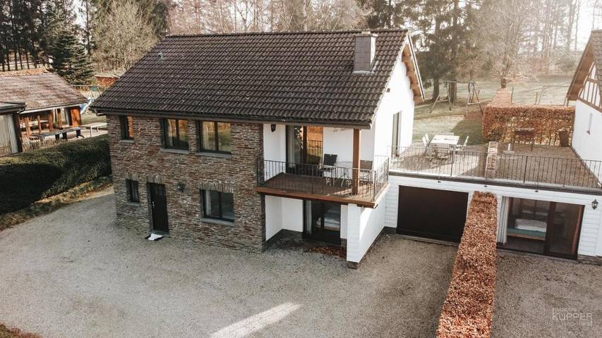 Gîte pour 10 personnes, avec Balcon et Terrasse ainsi que Jardin et Vue dans Xhoffraix